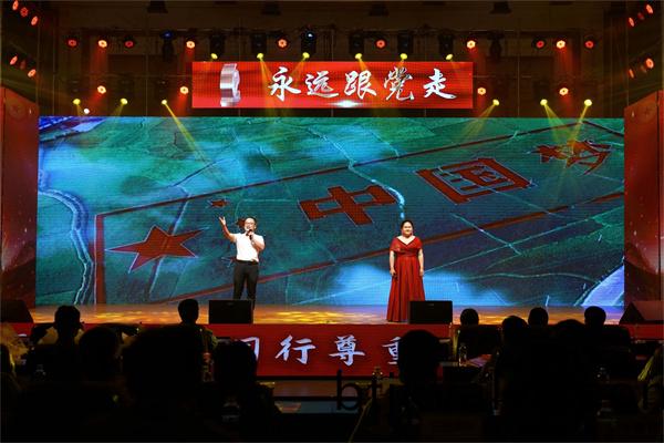 15紅旗(qi)飄飄.jpg